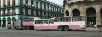 Ein Touristenbus in Havanna.